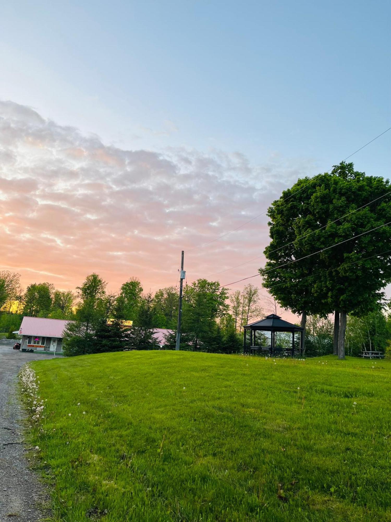 Calabogie Motor Inn Buitenkant foto